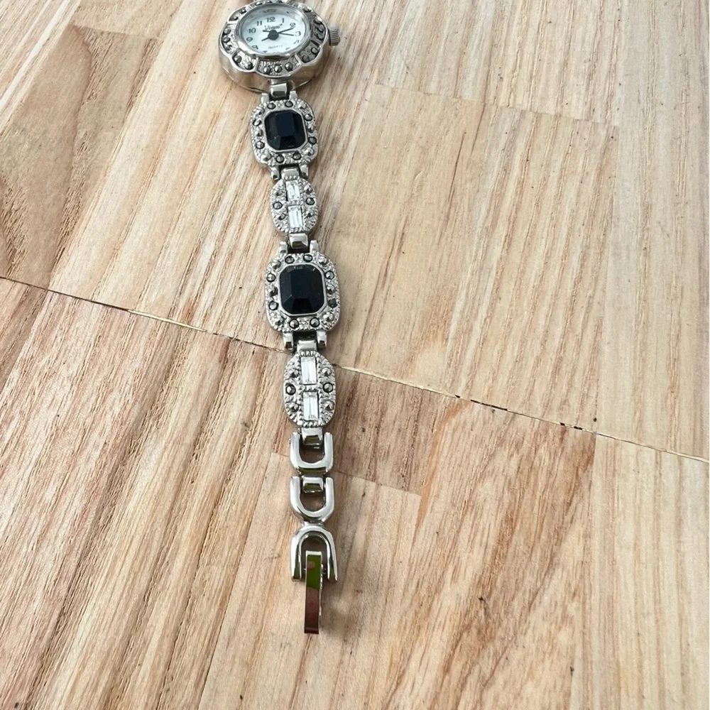 Vivani ladies silver tone bracelet watch NEW BATTERY